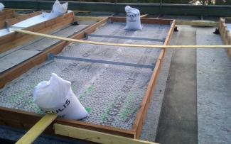 The Fixodrain® XD 20 drainage mat is used in the plant beds for perennial herbs and flowers. The high capillary effect Aquafleece AF 300 and dripperlines are installed onto the mat. © Ecovegetal Fixodrain® XD 20